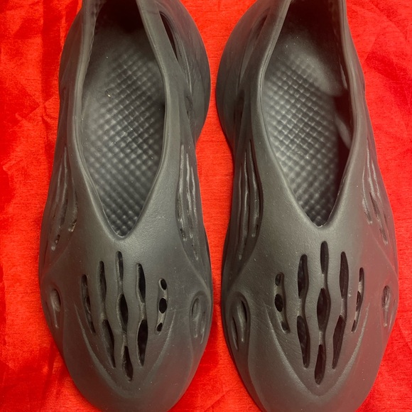 Yeezy Foam Runner in black size 10.